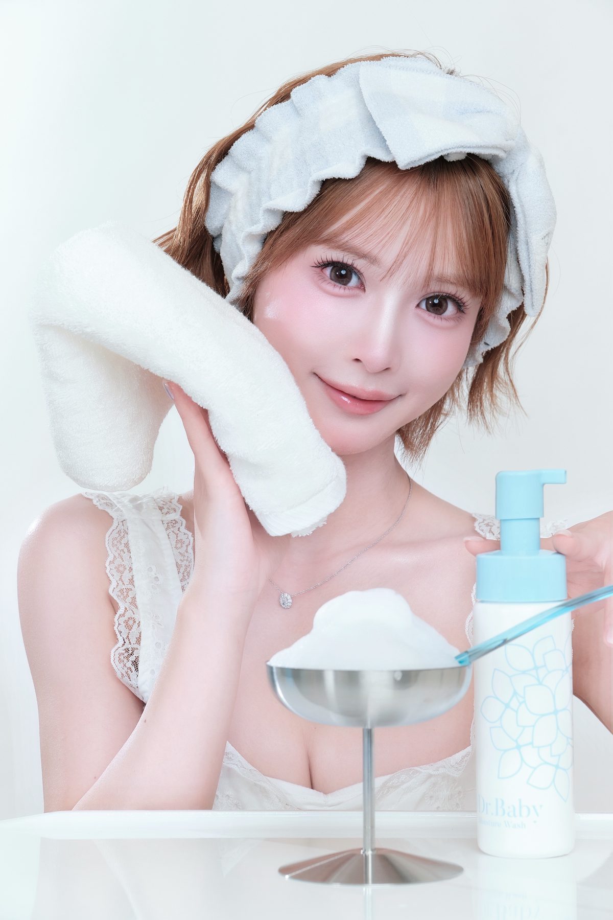 タオルで肌をおさえる女性