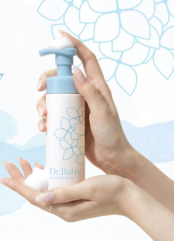 手のひらに乗せた Dr.Baby Moisture Wash と濃密泡